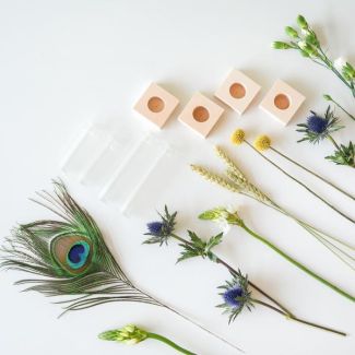 Bloemenfeest Brievenbusboeket – 4 Vaasjes & Houten Standaard, 25 cm